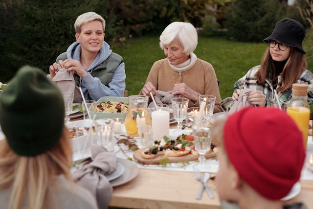 Guida completa su come apparecchiare la tavola per un pranzo all'aperto